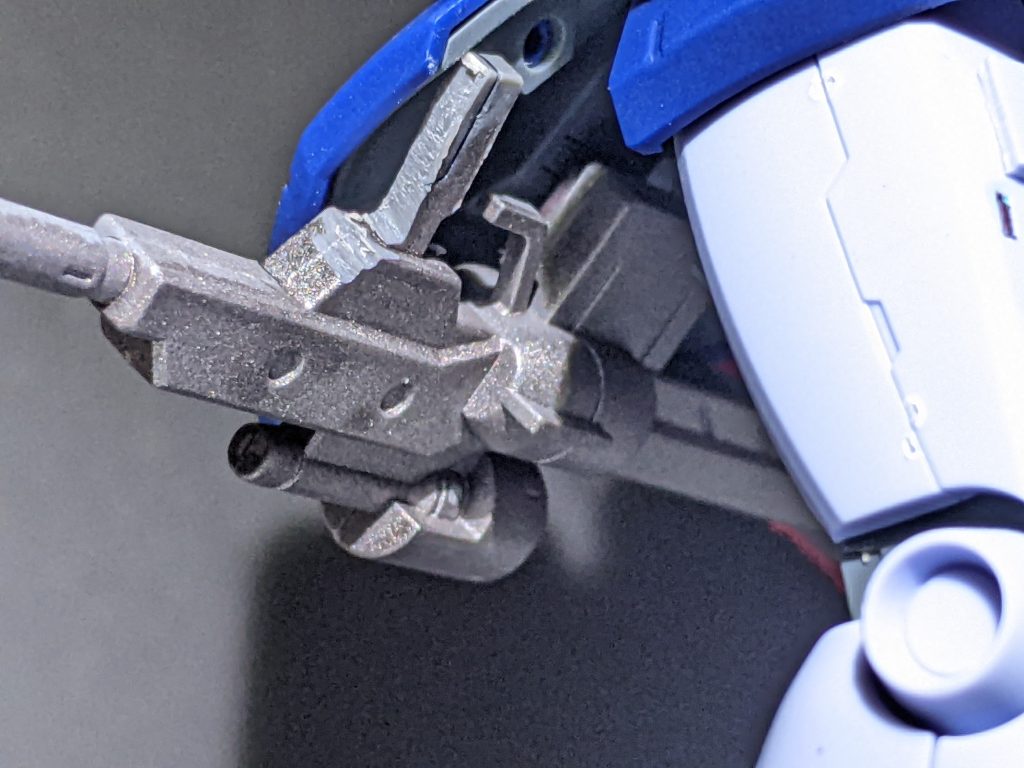 マグネットでスカート裏にマウント可能で…