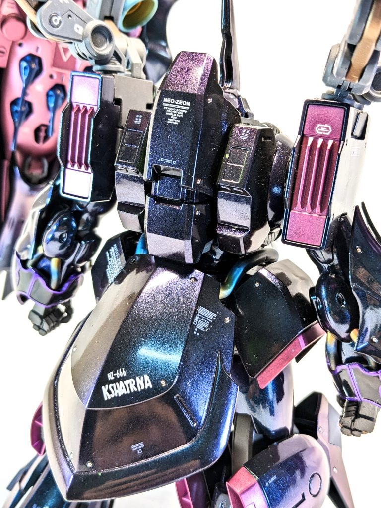 テカテカです。証明の角度で多少色味が変わります。