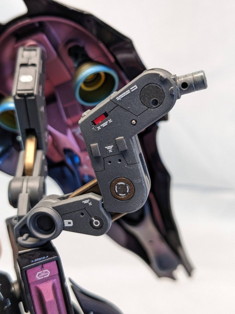 バインダーアームはヌペッとしていで残念なのでディテールアップしました。