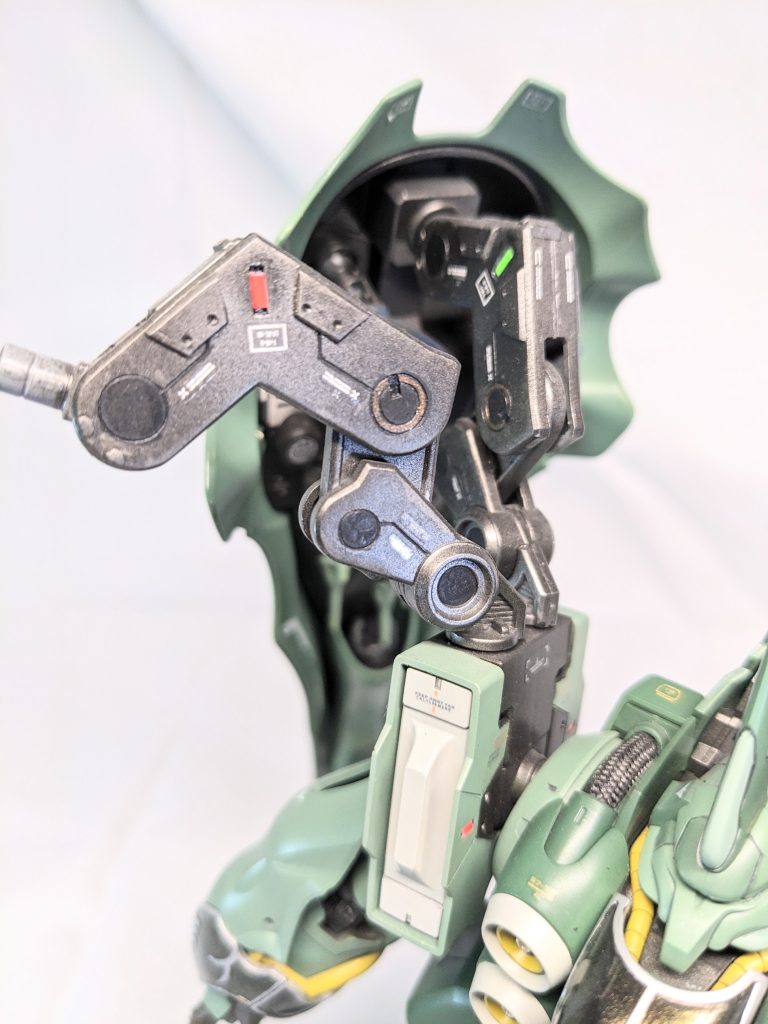 ヌペッとしたバインダーアームも少しディテールアップしています。