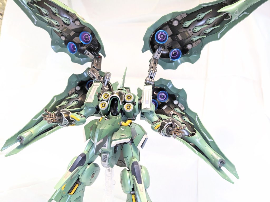 バインダー開くともう自立なんてできません(笑)こんなモビルスーツ、重力下じゃ動けませんよね。飾るのもたいへんです。