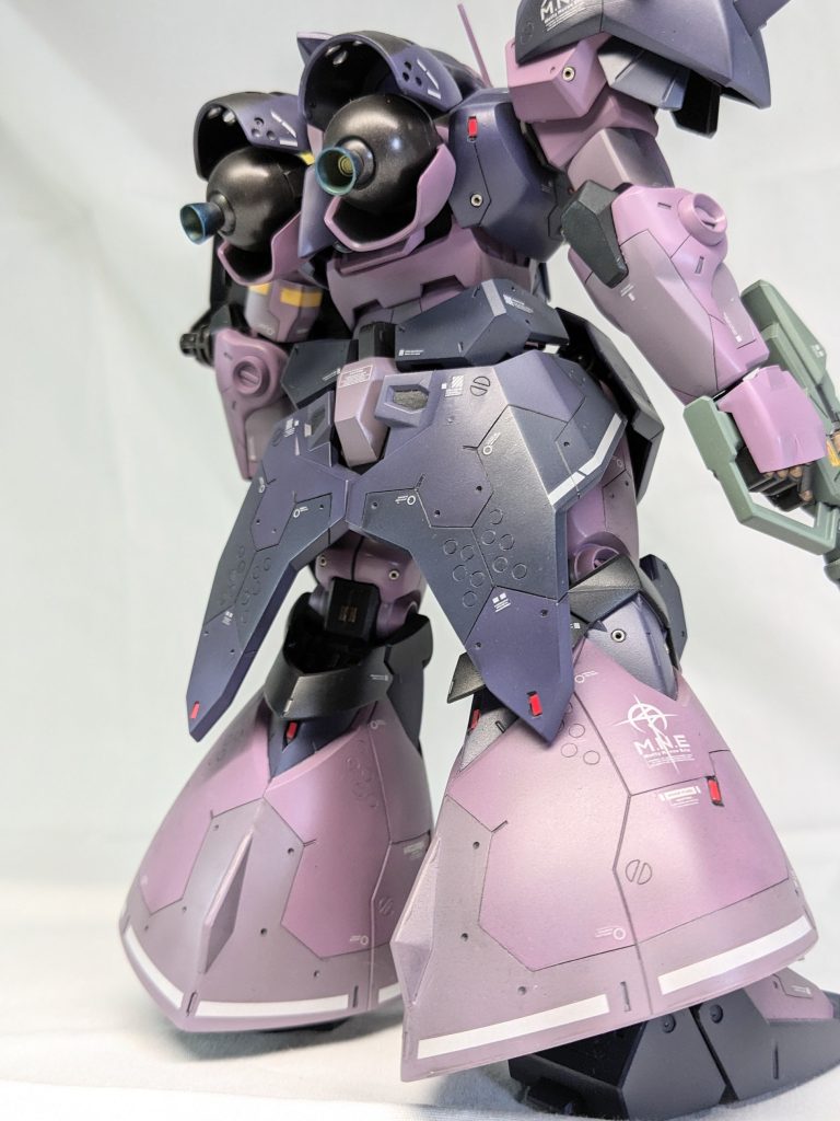 面積が大きい分、スジボリはやりがいがありましたね。パネル構成をイメージさせる塗分けもしました。