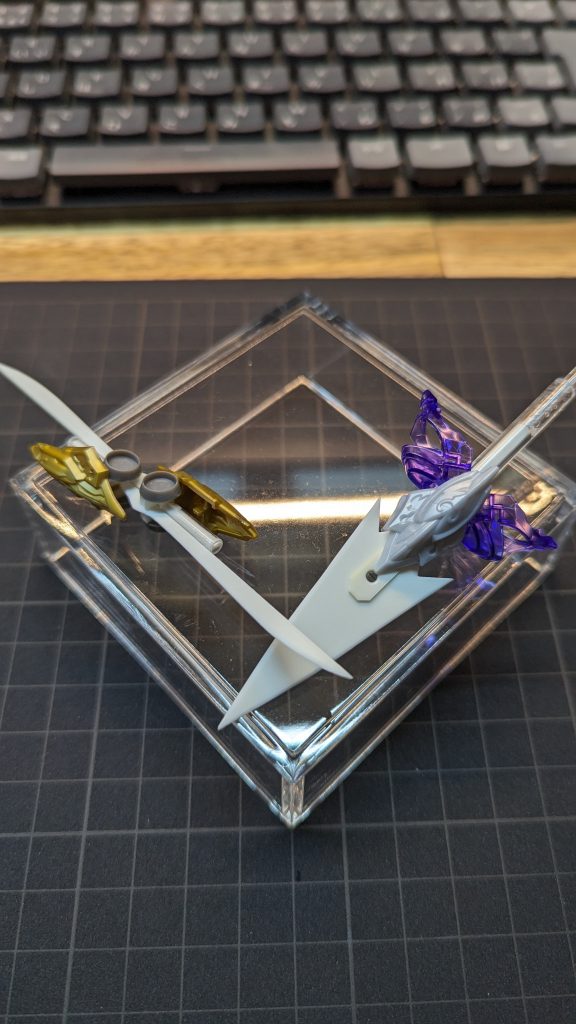 製作途中の写真だと素材がわかりやすいですね。前腕につけるパーツ、キット付属の余剰パーツ(肩部品)、1mmプラ板の切り出しと小さなディテールパーツで作ってます。立体的なスピアーっぽく仕上がって満足しています!