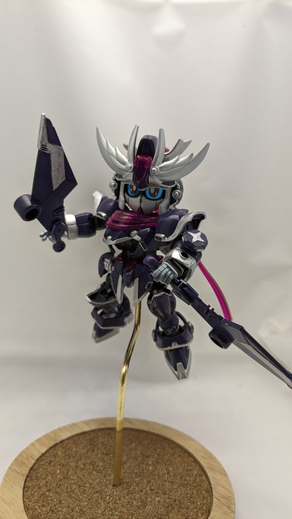 下地に黒サフを使用グレーを混ぜた紫を気持ち薄めて塗布金色部は銀色に変更鉄斗羅頑駄無みたいな色になっちゃった