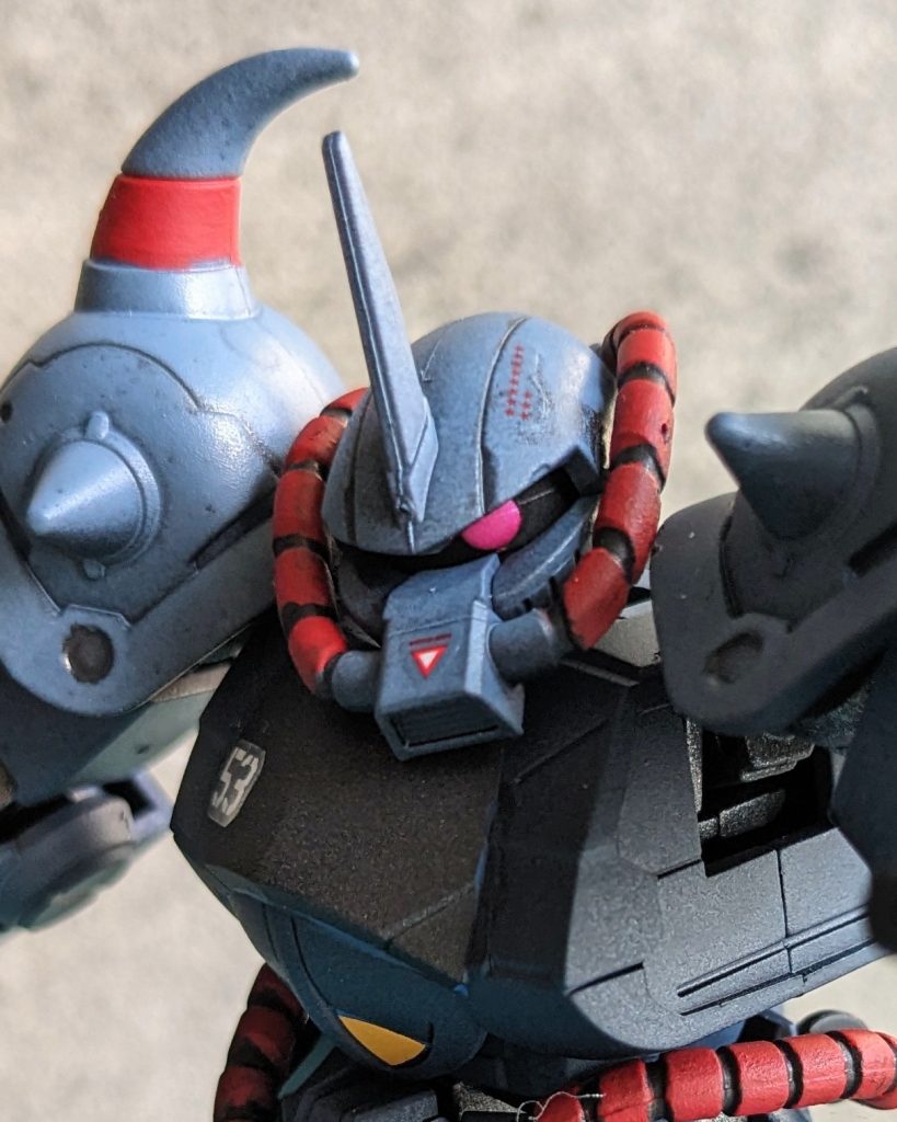 お顔は目つきが悪くなるように少しだけダクト位置を調整。立体感も出せて一石二鳥なお手軽改修に満足してます(^^)目を凝らさないと見えない撃墜マークも良い味出てると幸いです。ガンスタ初投稿、ご覧くださりありがとうございました!