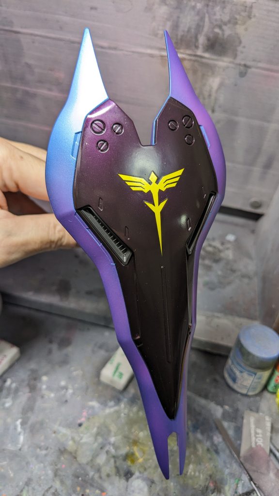 シールドは、ミッドナイトパープル風の色をセンターに。