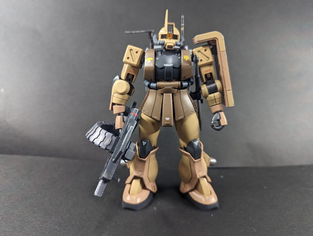 …とザクⅡの複数のバリエーション機の要素を詰め込み、偵察や索敵や味方の突撃の援護、地雷による敵の進路妨害、グレネードランチャーによる施設破壊等々…裏方の仕事を行なうという設定です。シールドはザクⅡ狙撃型を参考に左肩に装備しました。