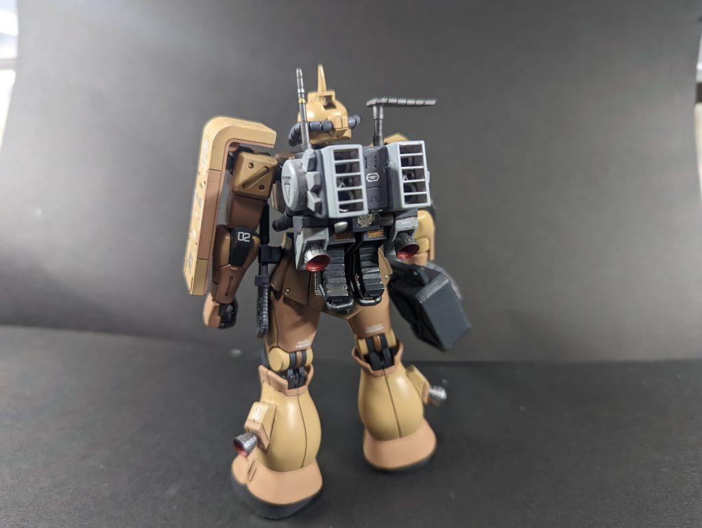 ザクマインレイヤー風のバックパック陸戦型のためマインレイヤーの円筒形の機雷ではなく、平たい地雷に変更しています。