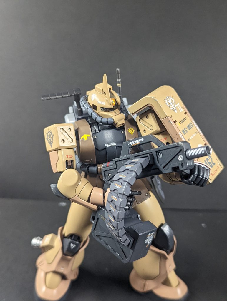 機体コンセプトは「(一年戦争前期〜中期くらいの性能のパーツで)僕の考えた最強のザク」です。統合整備計画後のF改やリユースPデバイス搭載のサイコザクと違って、基本性能はどうあがいてもガンダムやジムに及ばないので、徹底的に直接対決しないような機体に改造しました。強行偵察型の視界による索敵→グレネードランチャー乱射でヘイト買いながら味方の突撃支援→こちらに敵機が来たら地雷撒きながら逃走…が基本戦術です。相手からすると、索敵範囲外からの砲撃→撃ち返そうとしたらビーム撹乱幕でビーム兵器が効かず→砲撃の発射地点ヘ向かうも地雷が設置してあり脚部損傷して行動不能…という害悪コンボです(笑)