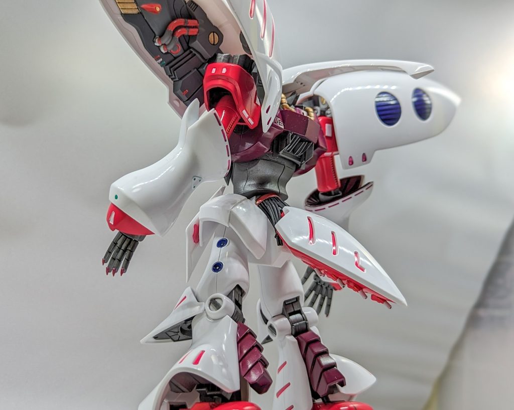 ファンネルコンテナ設置位置を背部から腰部に変更胴体と腰に隙間が出来るので、イヤホンケーブルを切って束ねてそれっぽく埋めてます