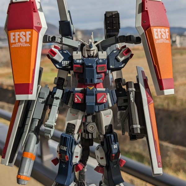 HGUC FAガンダム(TB) 進捗全体につや消しトップコートを吹いて乾燥中です！左はMG版ですが、MGを意識したスタイルを目指しました！俯瞰して全体を確認し問題なければいよいよ汚しを加えてラストスパートに突入します´Д`)ﾔｯﾄ‥（1枚目）