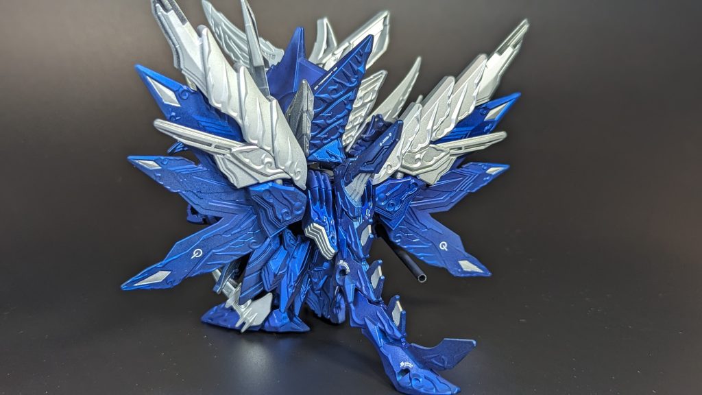 パーツとしては、バックパックはDドラゴンから一式流用し、ジャスティスの羽(シルバー部分)をドッキングしています。フェイスパーツはDドラゴンと交換、スッキリしたZ顔になってます。また、武器はナイトガンダムがよく持っているスピアーをイメージしながらオリジナルのものを制作しています。