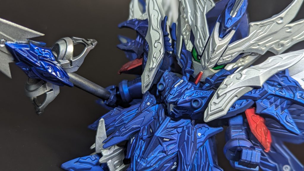 キットは素組み、エアブラシでの全塗装になります。マットキャンディ塗装にも挑戦しています。マスキングはほとんどせず、パーツ別の塗り分けで大雑把な感じにしています。HG等で使用するコーションデカールも貼って、塗り分け不足感の解消も狙っています。