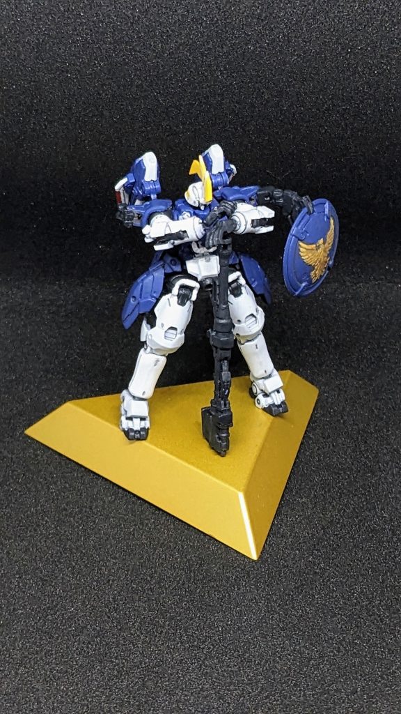 塗装はメタルロボット魂のフィギュアを参考にしました。今回はデカールはいっさい使用してません。メタルロボット魂版のはめちゃくちゃデカールが貼ってあるのですが、自分にはちょっと過剰すぎるように感じたので塗装のみで仕上げています。