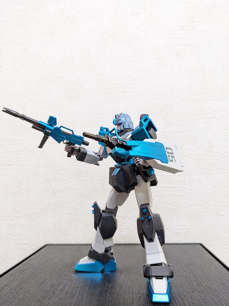 私は!必死にやるしかできない!!左側面。たまには素立ち以外でもよいかな❓左右分銃と持ち手が着いてると、ついつい両手持ちさせたくなっちまいます💦シールドの「5」はもちろん「まいご」の「ご」で😅、「0」はバランス合わせのためだけに貼りました💦