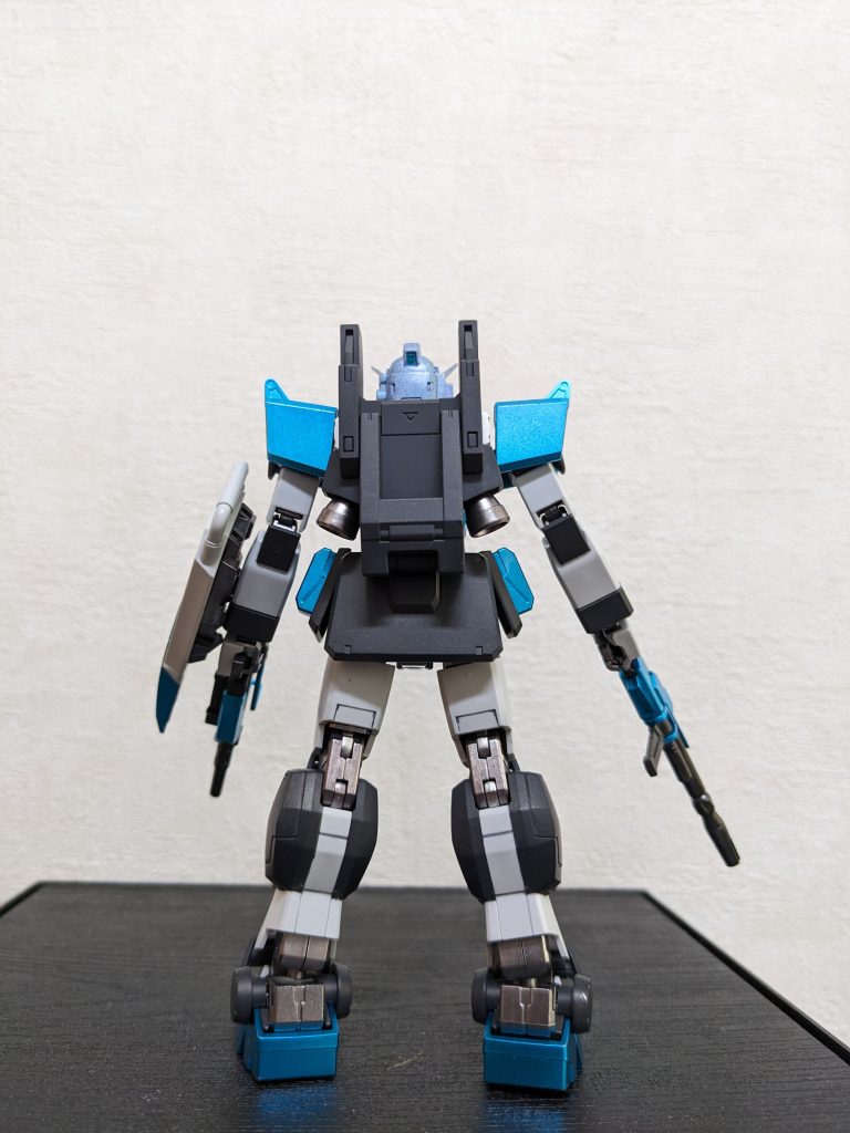 背面上半身から腰まではともりんの衣装に寄せてますが、脚は「陸戦型ガンダム」で前からやってみたかつた塗り分けをぶっ込みました。あと、関節はメンバーカラーに寄せることにしましたが、燈は水色とのことなので「石集めてる」設定を元に、「石っぽく」見えなくも無い「ヘビーガンメタリック」を使用😉関節をコレで塗るの何か久しぶりですが、良い色なので気持ちアガリますね😆