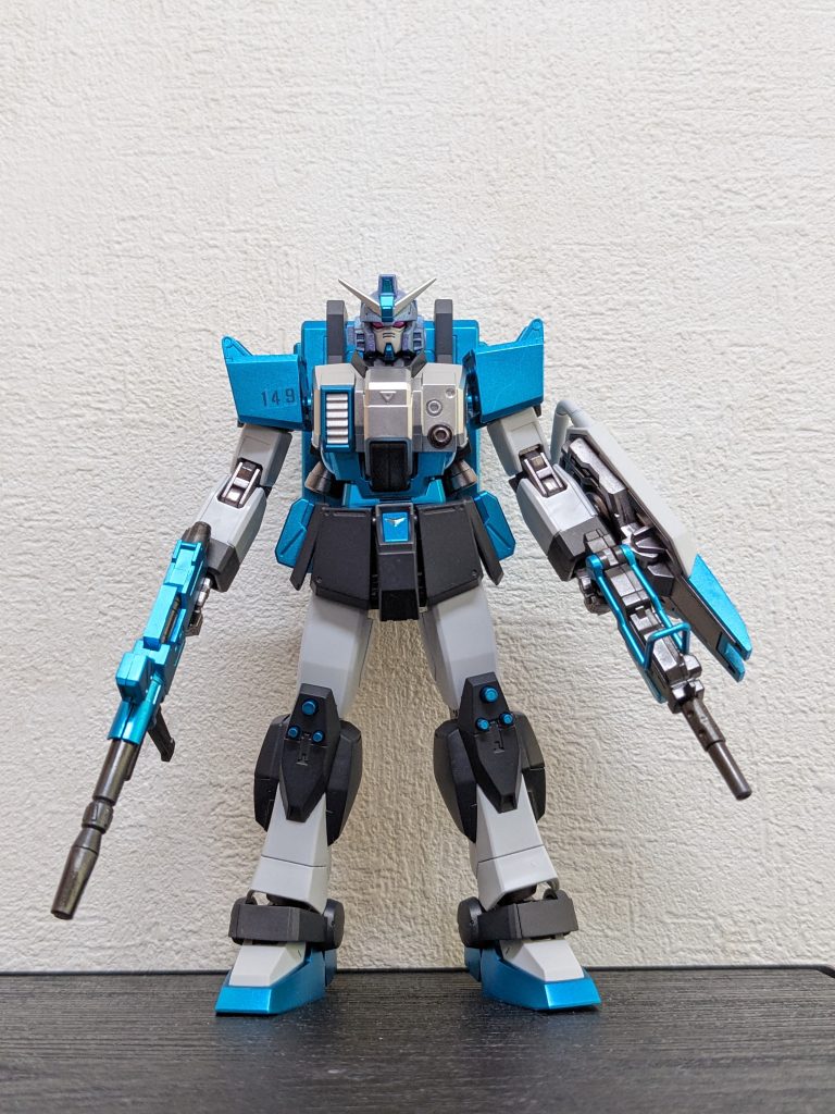 羽丘の不思議ちゃん正面です。前回は楽奈ちゃんの「やんちゃ」な感じに合うラーガンダムをチョイスしましたが、今回は「朴訥さ、飾らなさ」を前面に出したく、陸戦型ガンダムで行ってみたところ、まさにイメージ通り😉👍!!メットをどうするか思案した結果、パープルの上に新色「光の翼ホロブルー」を吹いたら、ともりんの髪色に寄せることができました😆!!なお、左肩のマーキングシールの「149」は、「BanG Dream! It’s MyGO!!!!!」主題歌の「壱雫空(ひとしずく)」にちなんでます☺️