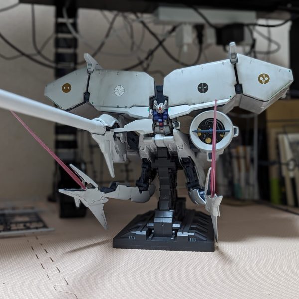 置き場所を考えずにデンドロビウムを買ったら妻にたしなめられたので机の下に置いてる