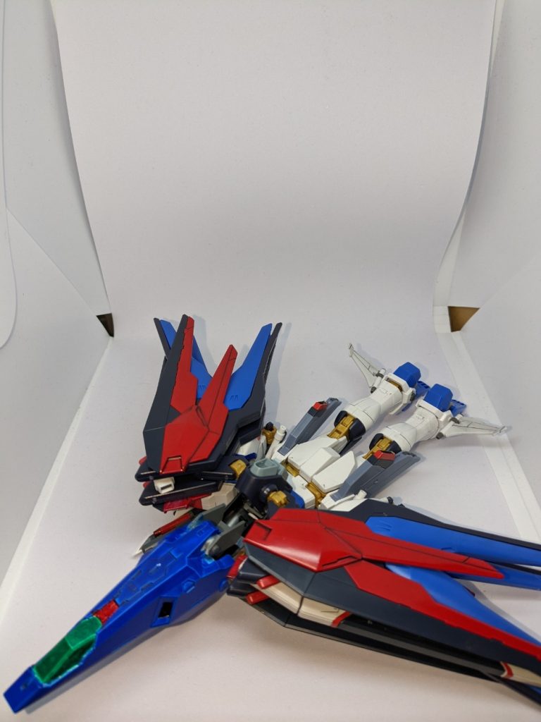 劇場版SEEDで盛り上がっている『ライジングフリーダム』の要素も取り入れました。前に動く機首は30MMからで接続部分はジャンクとプラ板でのお手製です。足にはフォースシルエット換装機のウィングを稼動できるようにして尾翼にしました。またここからは見えませんがシールドもネオジム磁石で装着可能にしてあります。武装もライフル二丁、シールドの武装、ウィングのビーム砲を使用します。