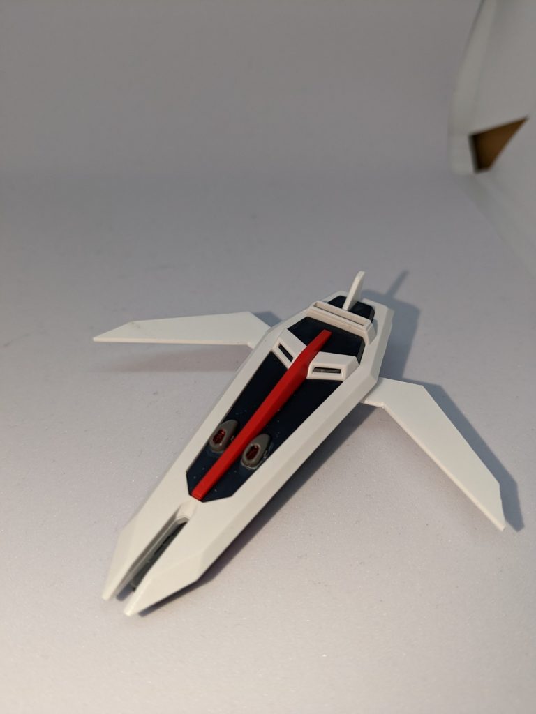 シールド自体が戦闘力を持つ独立支援攻防盾『フルンディング』地上で使用できるドラグーン……寄りのファトゥムに近い代物で半オートでの独自稼働を可能とし敵機からの攻撃を防ぎ、また装備されているバルカン砲、ビーム砲兼ビームサーベル、ミサイル二基による攻撃を相手に向かって飛びながら行います。