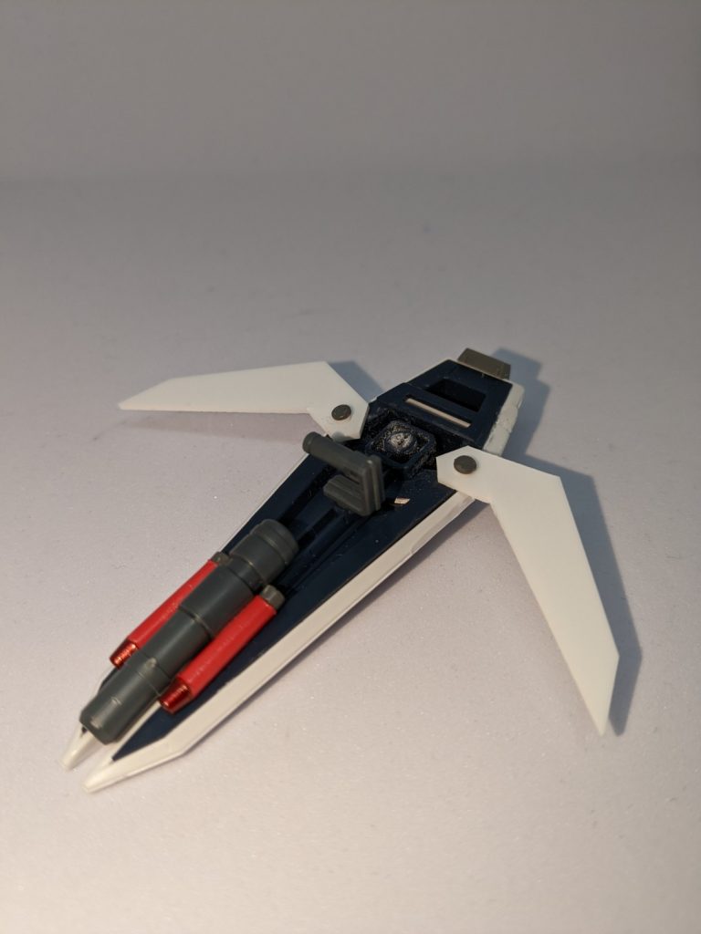 裏側です。展開可能な前進翼により高機動飛行します。プラ板での製作です。ビーム砲は30MMのパーツから切り取つくりました。ミサイルはランナーから作りました。