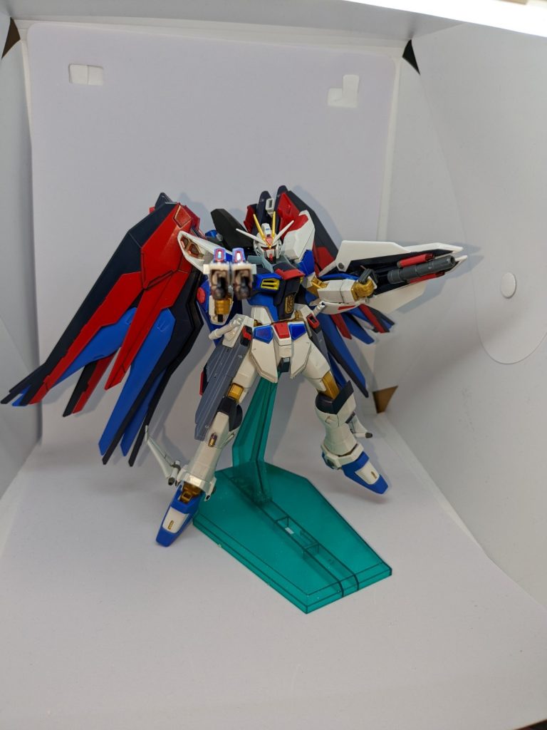 フリーダムとストフリのミキシングで腰のレールガンやバックパックのウィングのビーム砲などはフリーダムから移植しました。。またシールドも改造して持たせるためにライフルをツイバスのように装着可能にしてダブルライフルのようにしてあります。ネオジム磁石で脱着可能です。見辛いですが顔も若干改造してありフェイス部分のスリットがなく、目は黄色ではなくメタグリーン色です。