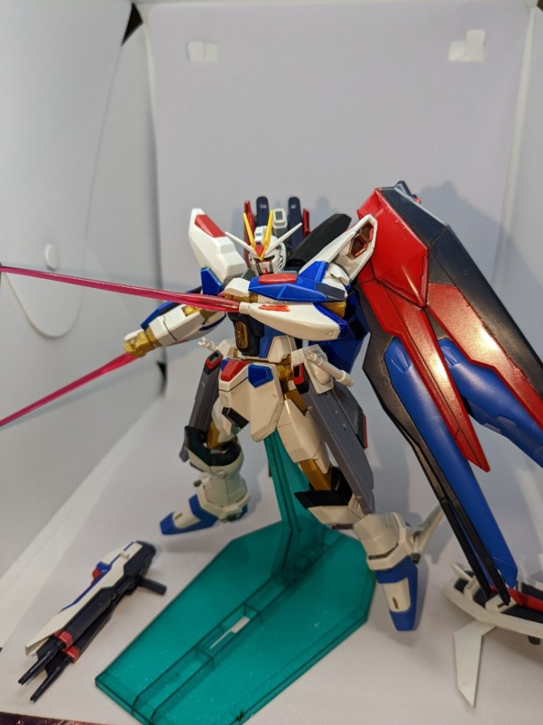 腕部ビームサーベル兼ビームガンです。武器を持ったままでも使えるためサーベルを抜かなくても接近戦を可能にしました。ビームガンとしても使えるので奇襲にも使えます。ジャンクパーツから切り取り貼り付けました。