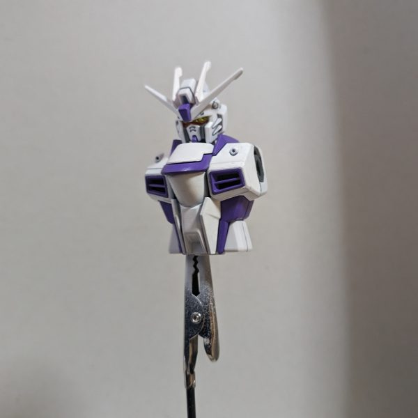 フリーダムガンダムをHI-vガンダムっぽく塗り替えてたらガンダムマーカーのパープルが足らなくなった😰しかも単品販売が無い事が判明！？ウイング部分もパープル予定だったのに…😣またマーカーセット購入かぁ…（2枚目）