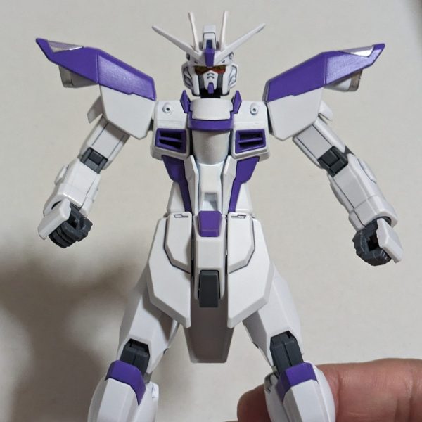 フリーダムガンダムをHI-vガンダムっぽく塗り替えてたらガンダムマーカーのパープルが足らなくなった😰しかも単品販売が無い事が判明！？ウイング部分もパープル予定だったのに…😣またマーカーセット購入かぁ…（1枚目）