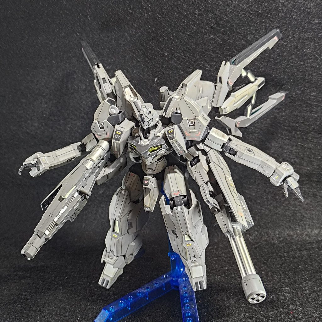 肩の腕を展開し武器を持たせることやサーベルを持たせ6刀流など出来るように改造