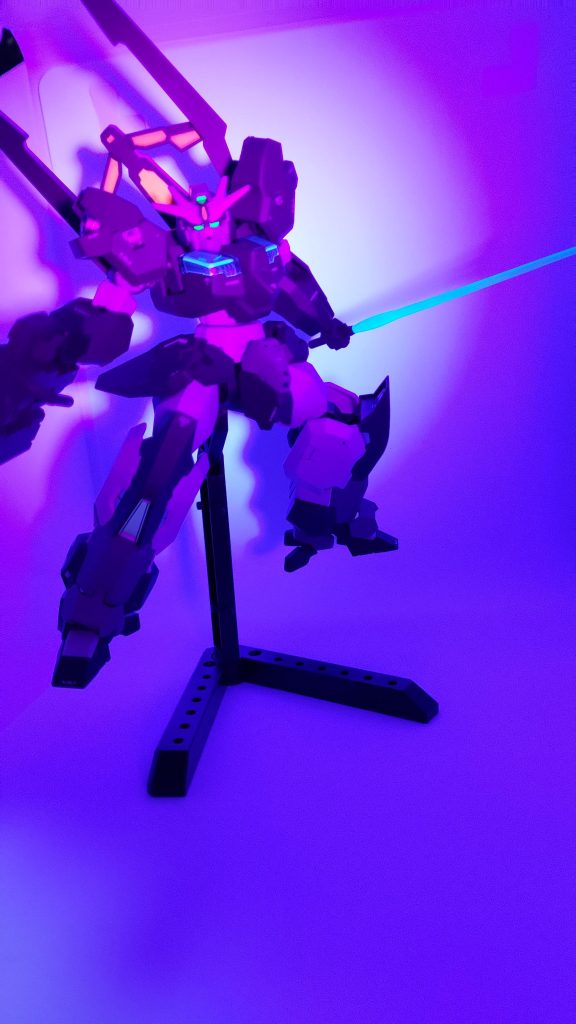 ビームサーベルやツインアイは蛍光塗料で塗ってるのでブラックライトで光ります。 