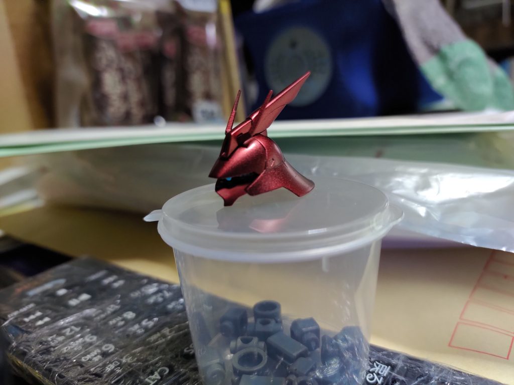 一応頭部のカメラアイは蛍光塗料で塗ったのですが離れたところからUVライトを照らすと上手く光りませんでした