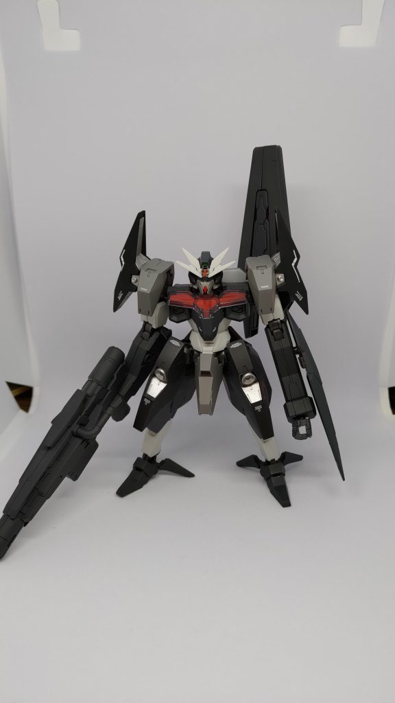 正面からこうして見ると全てほぼ同じ黒ですが、実際は4色くらいで塗り分けてます。今回シルバー部分はミスターメタルカラーのクロームシルバーを塗っていて、リアルな金属感を求めたんですがなんとも言い難い感じになりました。