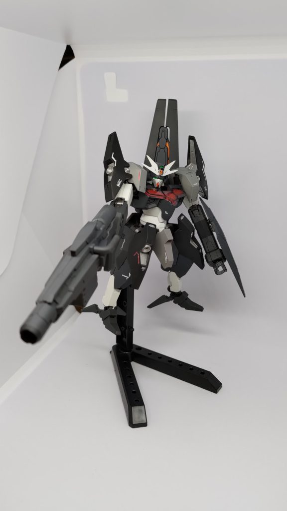 可動域は特に問題ありませんがビームディフューズガンもフェーズドアレイキャノンも重たいのでこういうポーズでスタンドは必須です。