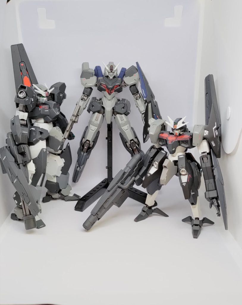 フォルドの夜明け組もとい新生オックスアース組の機体がこれで全部出来ました。3体並べると余りにも画面が暗かったのでちょっと明るめで撮ってます。