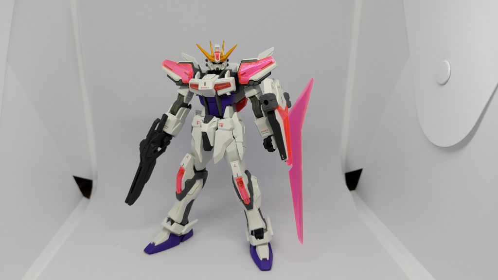 正面から特にスタイル改修等はせずに基本的には元の色合いに塗装クリアパーツは表面には薄く、裏側には厚めにパールシルバーを吹いてます。