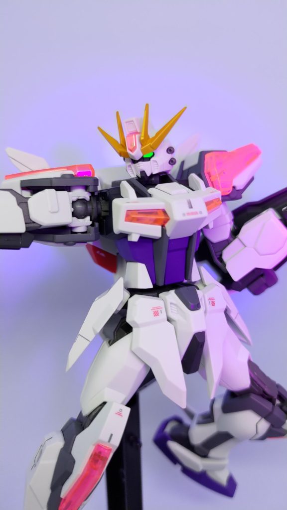 蛍光カラーなのでブラックライトで目が光ります。