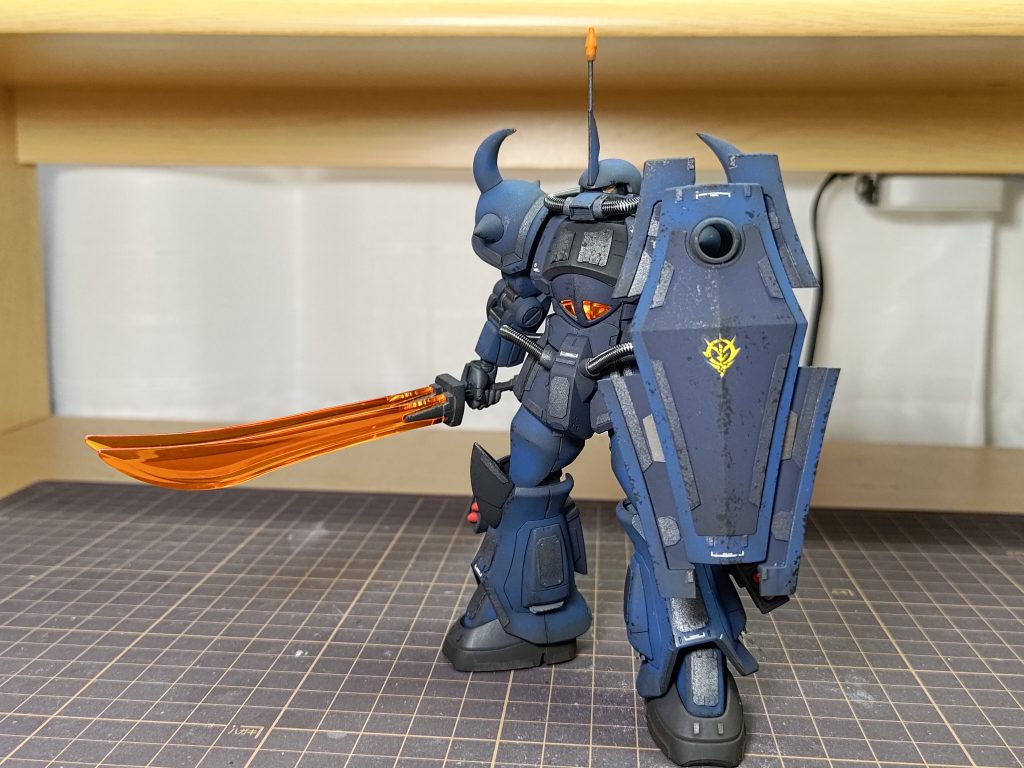 正面です。ヒートサーベルと盾が2個ずつ入っていたので合体させました。モノアイがあんまり目立たない事が惜しい。