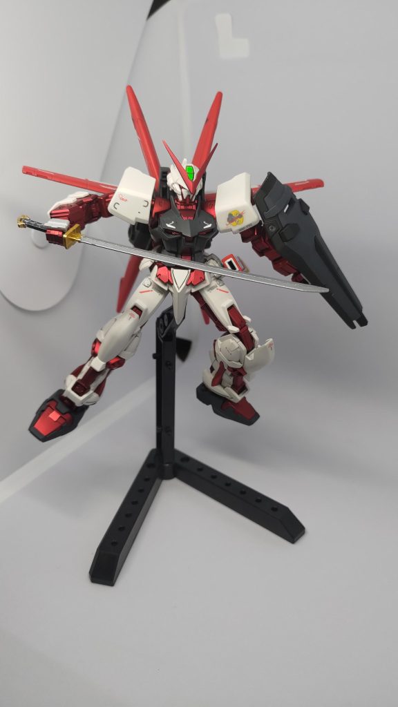 実は組み立ててる時に気付いたんですがシールドの塗装を間違えた結果真っ黒になってます。