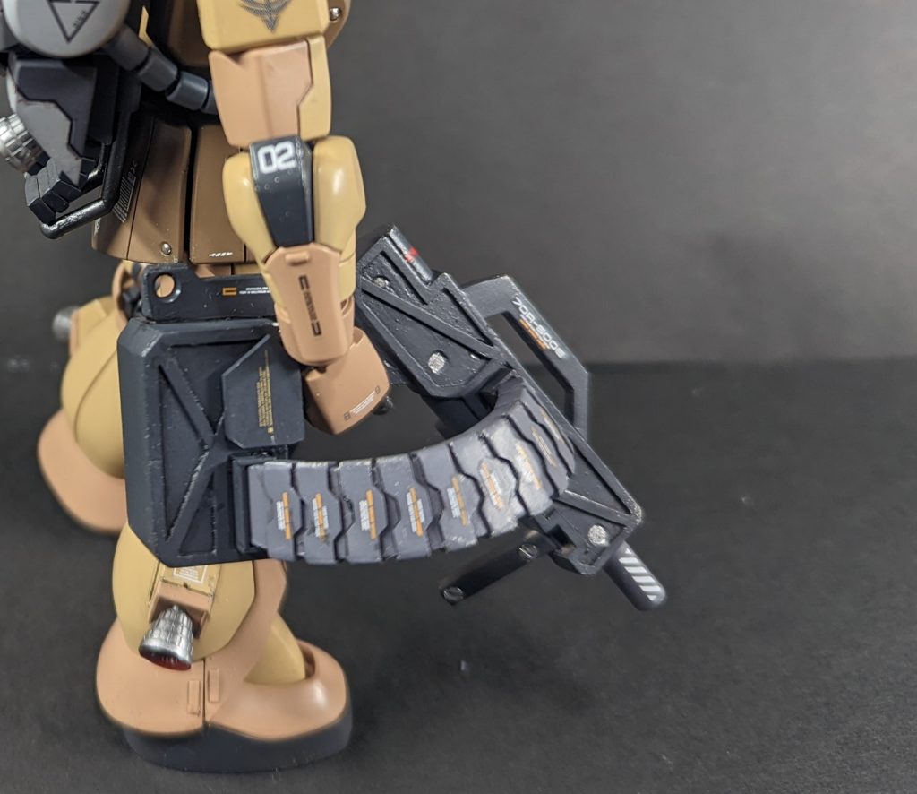 自作のグレネードランチャー作戦次第で携行する弾薬を変えて、グレネードによる施設破壊や、ビーム撹乱幕による味方の突撃支援等を行う兵装です。ベルトリンクの装甲はwaveのデティールパンチでプラ板切り抜いて作成しました。