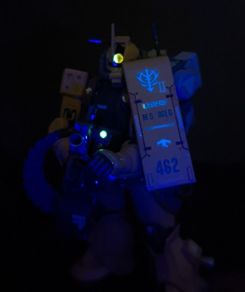 一部UVライトで発光します。モノアイはホログラムシート→蛍光クリアオレンジ→十字デティール→クリアエポキシの順で作成したため、発光時もモノアイの十字デティールが見えるのがこだわりポイントです。(スマホでの撮影のため暗い写真だと見づらくてすみませんorz)