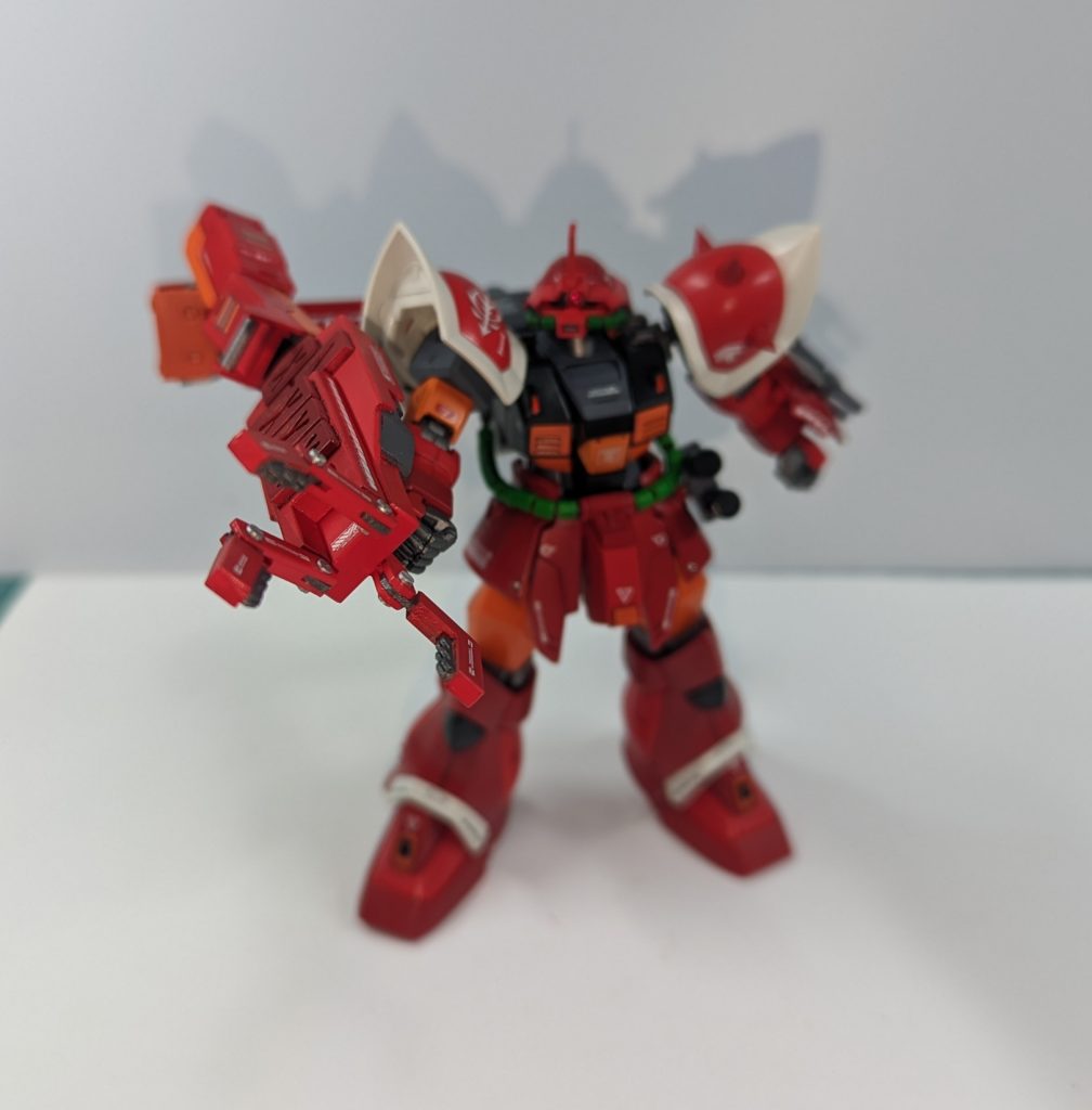 関節スクラッチ練習のためにアームから制作始めたのでもう片側用のアームも作ってありましたが、アシンメトリーなデザインのほうが装備のデカさが際立つかな?と思い片腕のみ残しました。大型アーム、アシンメトリーなデザイン、ヒートブレード、派手なカラーリングとなかなかゲテモノっぽい改造になりましたが、デカい装備はカッコイイからヨシッ(*´ω`*)作品の紹介は以上になります。以下妄想設定なのでご了承下さいm(_ _)m