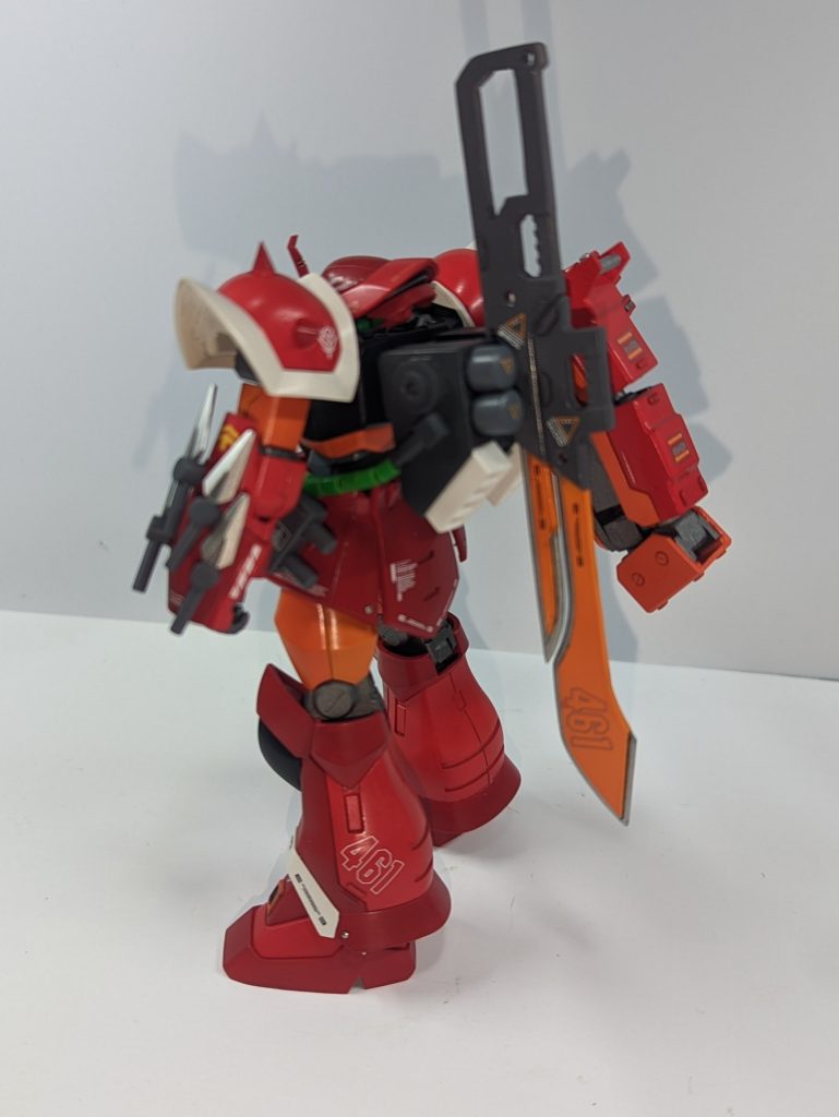 大型アーム等の重量物による機動力低下を補う分バックパックを大型化