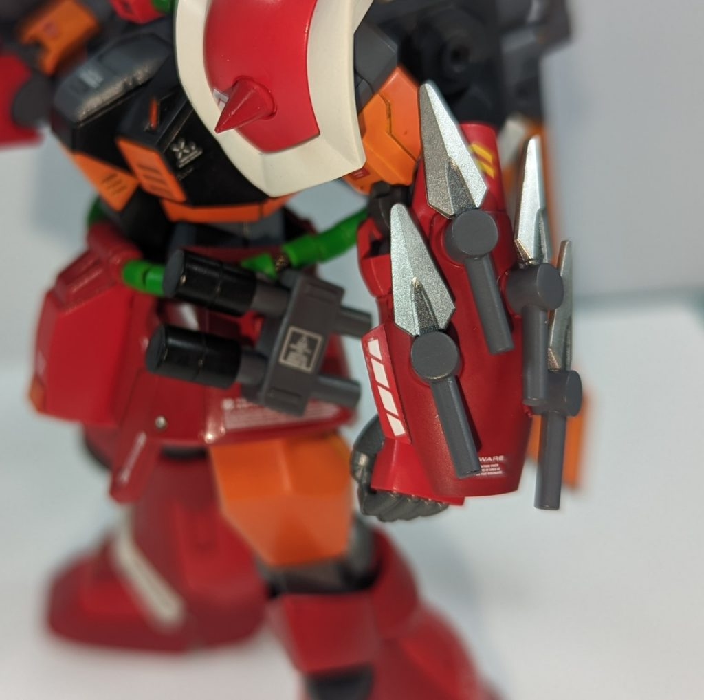 得意の近接戦の間合いまで詰めるためにガトリングに加え、ヒートダート×4、ハンドグレネード×2と中距離用武装も豊富イフリートシュナイドは一年戦争より後の機体なので、各所をイフリート風に改造するか迷いましたが、肩はイフリート改が似たような形状だったのでこの形状の肩でも時代的に変ではないかと思いそのままに、ヒートダートはほとんど外しましたが全部外してしまうのも勿体なく感じたので左手シールド部の4つのみ残しました。