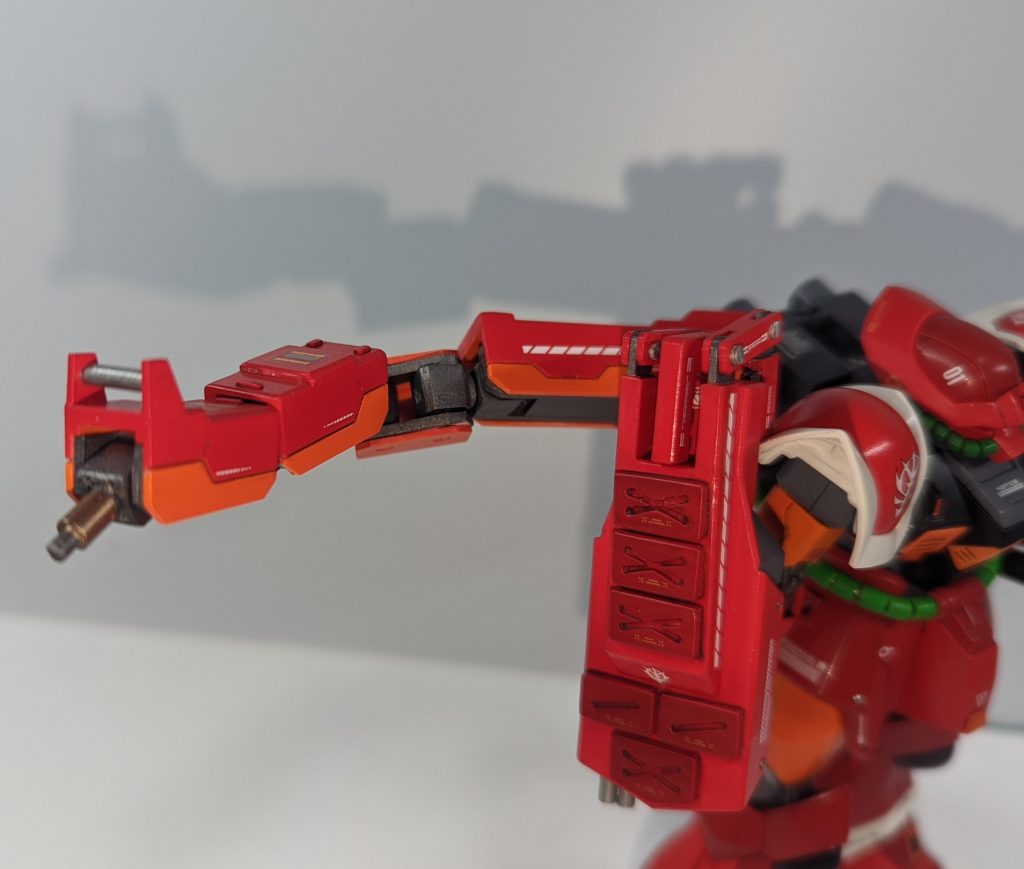 バックパックに折りたたまれているアームを展開