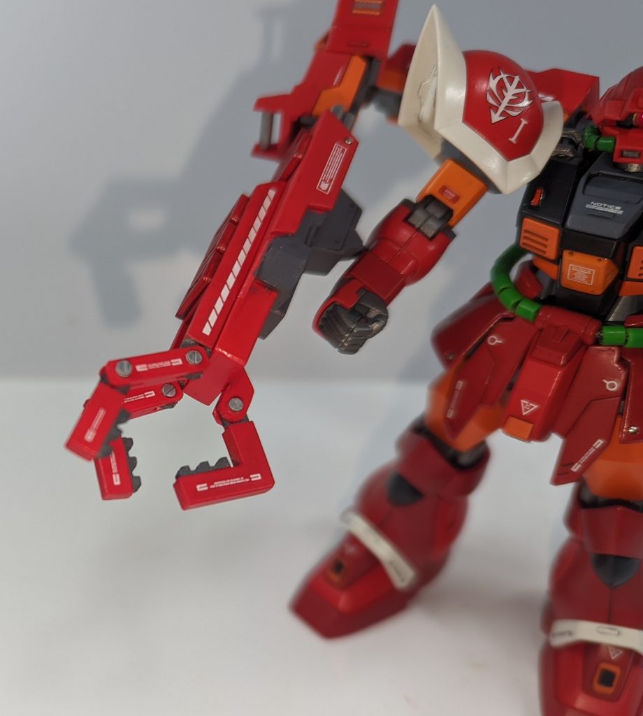 盾を反転させてクローを展開し、アームと接続することで大型アームに変形。