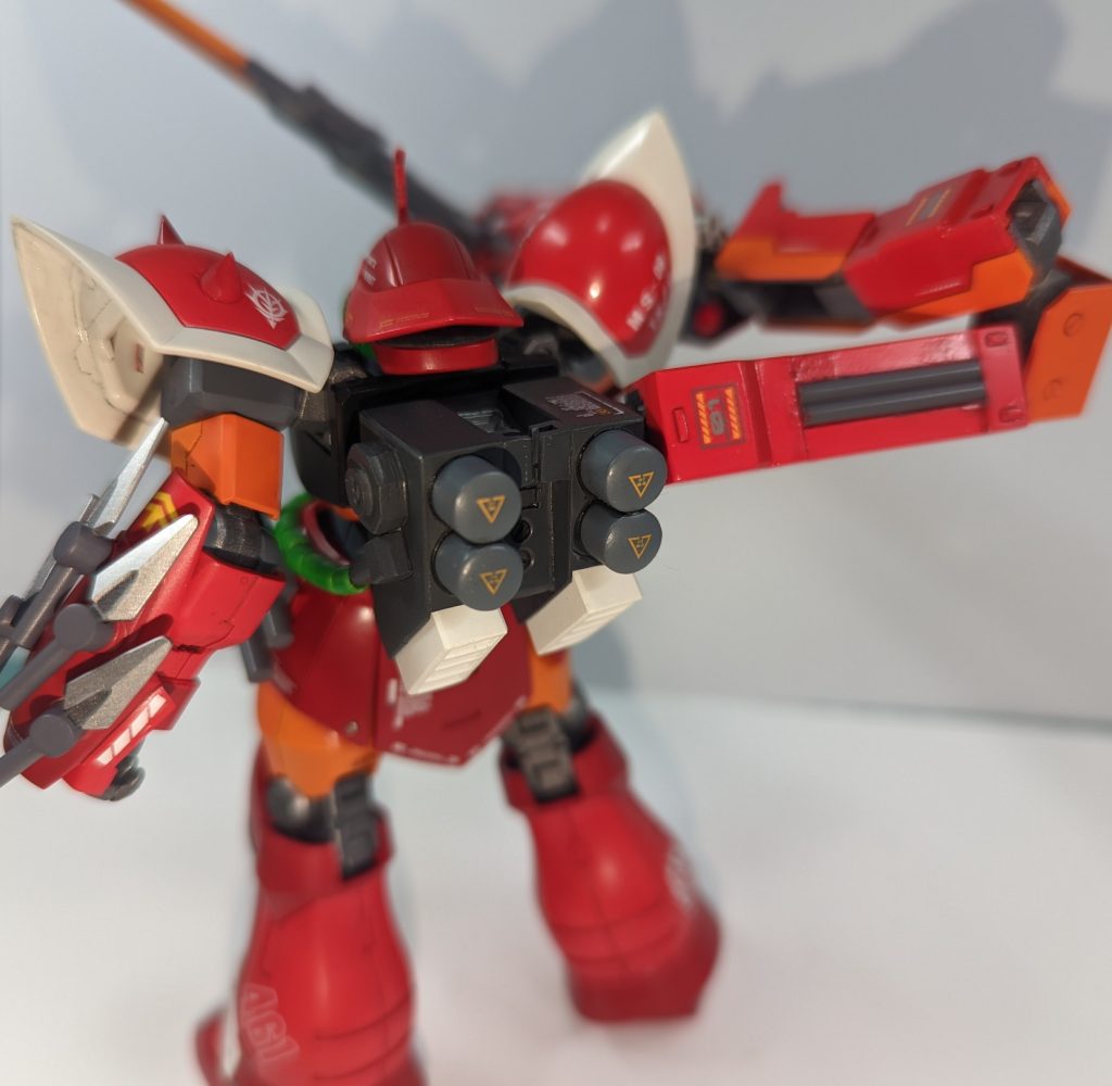 大型アーム駆動時にイフリート本体から給電してたら本体性能下がりそう…でもザク砂みたいにもう一機ジェネレーター背負っても重量で機動性が…ということでバッテリーセルを4基搭載しました。なので大型アームは稼働時間の制限付きという設定です。通常時はガトリング&双剣で戦闘、戦艦等の大型目標や敵に囲まれた際はアーム展開してヒートブレードで薙ぎ払う戦闘スタイルです。
