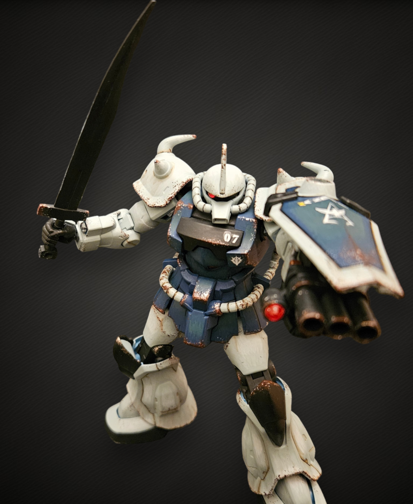 ヒートサーベルとガトリング砲を構えて。赤いセンサー部分は百均のネイルグリッターストーンを使ってます。