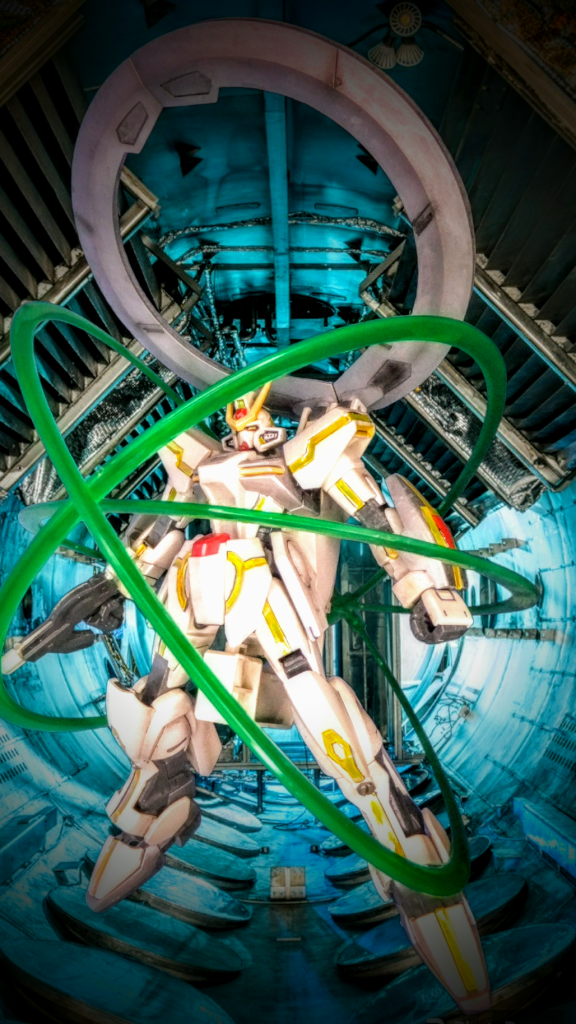 スターゲイザースターゲイザーは、DSSD（深宇宙探査開発機構）が独自に開発したMSである。地球連合、プラントの双方に対して中立の地位を保ってきたDSSDは、火星以遠軌道宙域の探査・開発を目的に、非戦闘用MSとしてこの機体を開発した。最大の特徴は、ヴォワチュール・リュミエールと呼ばれる惑星間推進システムの搭載と、高度な自律性を備えたことにより高い水準での無人運用が可能となったことである。本機およびその運用支援システムは「Guider UNmanned Deployment Autonomic Manipulation（無人・自律運用展開教導機）」と総称される。頭文字をつなげた略称は、「GUNDAM」である。背部に装備されたヴォワチュール・リュミエールは惑星間スラスターであり、広大な太陽系宙域への進出を目的に開発されたスターゲイザーが単独で惑星間空間を航行できるよう搭載された、画期的な推進システムである。フランス語で「光り輝ける運び手」と名付けられた通り、本システムは可変アーム機構によって自在に変形するリング状構造体から、鮮烈な発光現象をともなう高Gの推力を長時間発生させることができる。