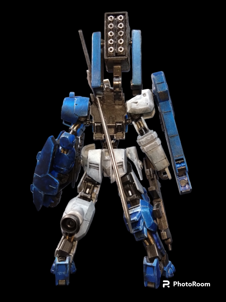 後ろ側。メタリックブルー塗装後エッジ部分に白を。その後メタリックブルーに黒鉄色を少し混ぜドライブラシでぼかしてます。白い部分は明灰白色で塗装後白やグレーを混ぜてこれもドライブラシでぼかしてます。フレーム部分やバックパック、武装は黒鉄色でエッジにシルバーを。最後は艶消しクリアーにしました。